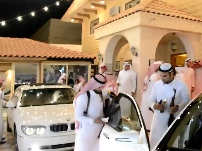 شاهد بالفيديو: عرس سعودي يبدو كساحة حرب بسبب إطلاق الرصاص!